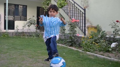 yildiz futbolcu - Video | Messi'den aldığı imzalı formayla Taliban'ın hedefi olan Afgan çocuk evini terk etti Videosu