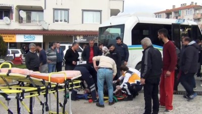 yasli kadin -  Dengesini kaybeden engelli kadın, araca çarpıp ağır yaralandı Videosu