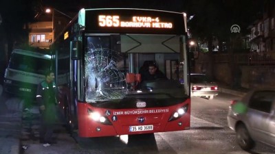 belediye otobusu - Kamyonet duraktaki belediye otobüslerine çarptı: 5 yaralı - İZMİR Videosu