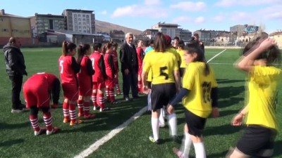super guc -  Kız futbolculardan Mehmetçiğe asker selamı Videosu