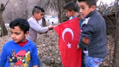 bulduk -  Sınır çocuklarının bayrak sevgisi...Beytüşşebaplı çocuklar, yerde buldukları bayrağı köy meydanına astı  Videosu