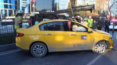 saglik ekibi -  Sollama yaparken bir araca çarpan ticari taksi takla attı  Videosu