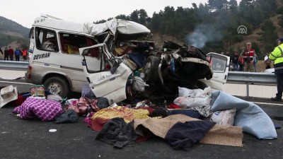 Minibüs kamyona çarptı: 8 ölü, 8 yaralı - KAHRAMANMARAŞ 