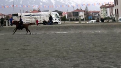 efes - Erzincan'daki atlı cirit müsabakaları nefes kesti Videosu