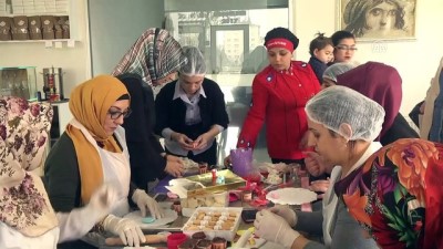 iletisim - Ev hanımları 'pasta şefleri' yetiştiriyor - GAZİANTEP  Videosu