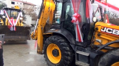 luks otomobil -  Gelin ve damat kepçeye bindi, gören dönüp bir daha baktı Videosu