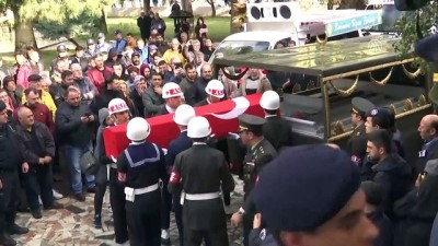 cenaze araci - Şehitlerimizi uğurluyoruz - Şehit Piyade Uzman Çavuş Ali Akdoğan'ın cenaze töreni - İZMİR Videosu