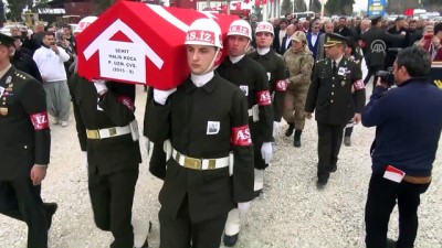 cenaze araci - Şehitlerimizi uğurluyoruz - Şehit Uzman Çavuş Halis Koca'nın cenaze töreni - ADANA  Videosu