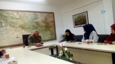 kinali -  Şırnaklı kadınlar Mehmetçikler için ördükleri atkıları Tümgeneral Tarakçı'ya teslim ettiler  Videosu