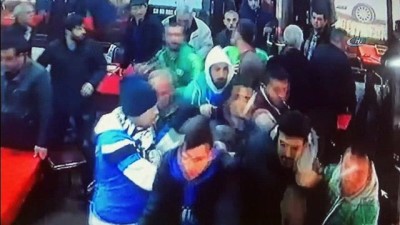 kahvehane - T.M. Akhisarspor ile Bursaspor taraftarı arasında çıkan olayda iki kişi yaralandı Videosu