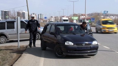 trafik polisi -  Yolda kalan vatandaşın imdadına polis yetişti  Videosu