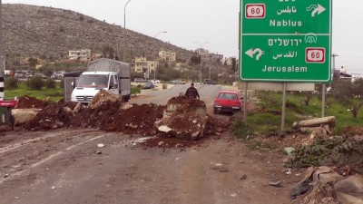 bogulma tehlikesi - İsrail, Batı Şeria'da bir beldenin girişini kapattı - NABLUS  Videosu