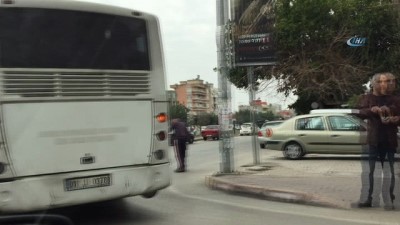  Kucağında çocuğu, elinde telefon ile otobüs kullandı 