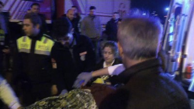 asiri yagis -  Otomobil orta refüje çarptı, sürücü yaralandı eşi hayatını kaybetti  Videosu
