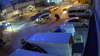 hirsiz -  Vatandaşların gözü önünde 20 saniyede motosikleti böyle çaldılar  Videosu