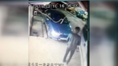  Yolda yürüyen genç kızın zorla kaçırılması kamerada 