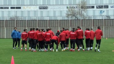 eski futbolcu - İpekoğlu: “Birinci önceliğimiz ligde kalmayı garantilemek” Videosu