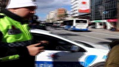 trafik denetimi -  Polis trafik denetimi yaparken bulduğu çocuğu araca alıp sakinleştirmeye çalıştı  Videosu