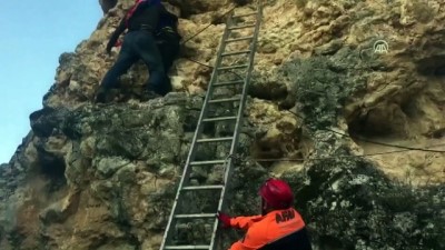 mahsur kaldi - Uşak'ta kayalıklarda mahsur kalan genç kurtarıldı Videosu