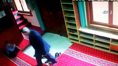 namaz vakti -  Camiye giren 2 çocuk namaz vakti camiyi soymaya çalıştı...O anlar kamerada  Videosu