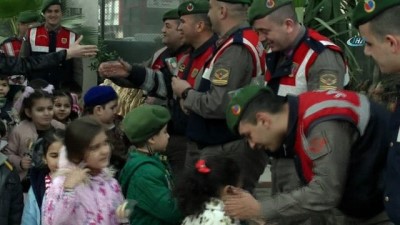 jandarma karakolu -  Minik öğrencilerden asker ağabeylerine kilometrelerce uzaklıktan sevgi kolisi  Videosu