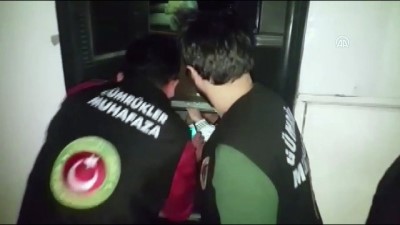 kacak yolcu - Otobüsün gizli bölmesinde yurt dışına çıkarken yakalandılar - ARTVİN  Videosu