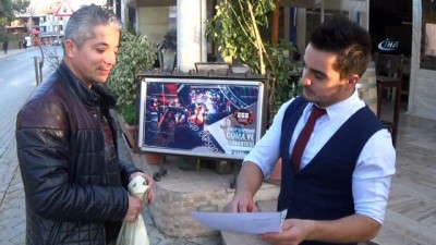 hayvan -  Sokak sokak dolaşıp kaybolan papağanını arıyor  Videosu