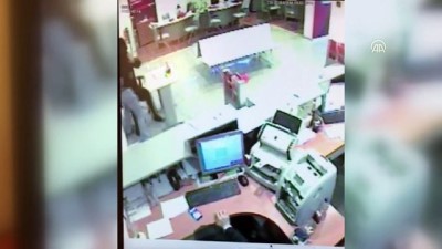 ozel guvenlik gorevlisi - Üsküdar'da banka soygunu - Güvenlik kamerası - İSTANBUL  Videosu