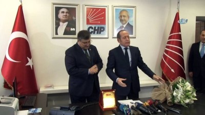 sosyal demokrat -  Akif Hamzaçebi, Genel Sekreterlik görevini Kamil Okyay Sındır'dan devraldı  Videosu
