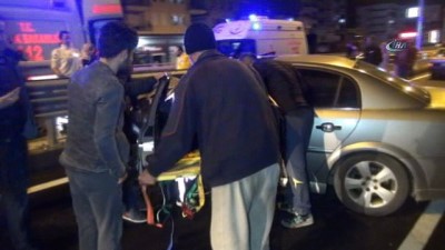 saglik ekibi -  Bariyerlere çarpan otomobilin sürücüsü araç içinde sıkıştı  Videosu