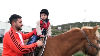 engelli ogrenciler - Engelli çocuklara atlı terapi - SAMSUN Videosu