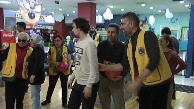 gorme engelliler -  Görme engellilerin kıyasıya bowling mücadelesi Videosu
