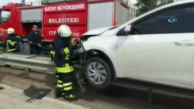 celik bariyer -  - Otomobil çelik bariyerlerin üzerinde kaldı  Videosu