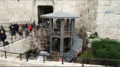 guvenlik gucleri -  - Mescid-i Aksa'nın Girişine Gözetleme Kulesi Yerleştirildi  Videosu