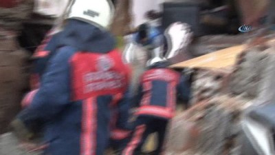 mahsur kaldi -  Sarıyer'de çöken balkonun altında kalan ineği itfaiye kurtardı  Videosu