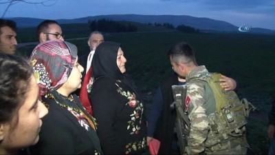 askeri arac -  Asker olan evlatlarını sevkiyat noktasında beklediler  Videosu