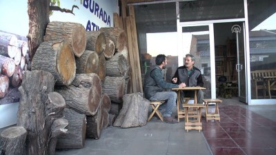 kahvehane - Turistik bölgelerin ahşap tabureleri baba ve oğlundan - AKSARAY  Videosu