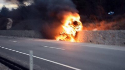 istinat duvari -  Alev topuna dönen otomobilde 3 kişi can verdi Videosu