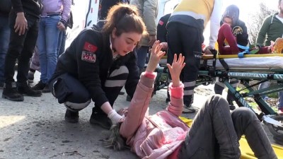 kiz kardes - Otomobil yol kenarındaki çocuklara çarptı: 2 yaralı - DÜZCE Videosu
