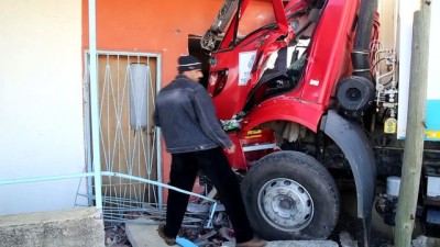 sevindik - Otomobille çarpışan çöp kamyonu eve girdi: 3 yaralı - ANTALYA  Videosu