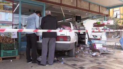 agir yarali - Antalya'da otomobiller markete girdi: 2 yaralı  Videosu