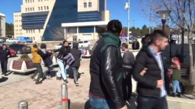 ic camasiri -  Kadının tekme tokat saldırdığı uyuşturucu taciri kadın ile birlikte 3 şüpheli tutuklandı  Videosu