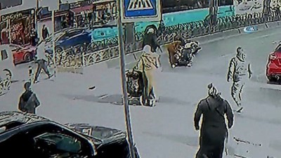 carpma ani -  Moto kurye, içinde 2 çocuğun bulunduğu bebek arabasına böyle çarptı  Videosu