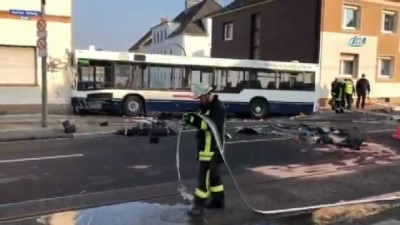 otobus soforu -  - Almanya'da Okul Servisi Duvara Çarptı: 22 Yaralı Videosu