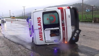 saglik personeli -  Ambulans görev dönüşünde kaza yaptı: 2 yaralı  Videosu