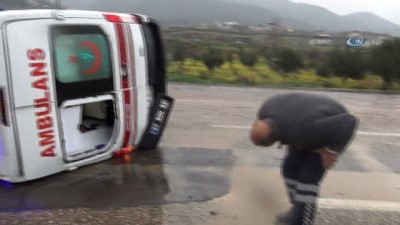 saglik personeli -  Ambulans görev dönüşünde kaza yaptı: 2 yaralı  Videosu