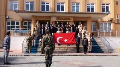 komando -  Asker kıyafeti giyip Türk bayrağı açan öğrenciler, komando yemini etti  Videosu