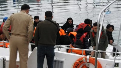 kimlik tespiti -  Aynı botta 9 farklı ülkeden göçmen...Çeşme'de 55 kaçak göçmen yakalandı  Videosu
