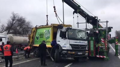 Çöp kamyonu devrildi: 2 yaralı - İSTANBUL 