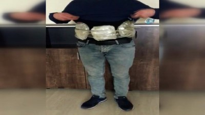 polis kamerasi -  Orantısız vücut ölçüleri uyuşturucu kuryesini ele verdi  Videosu